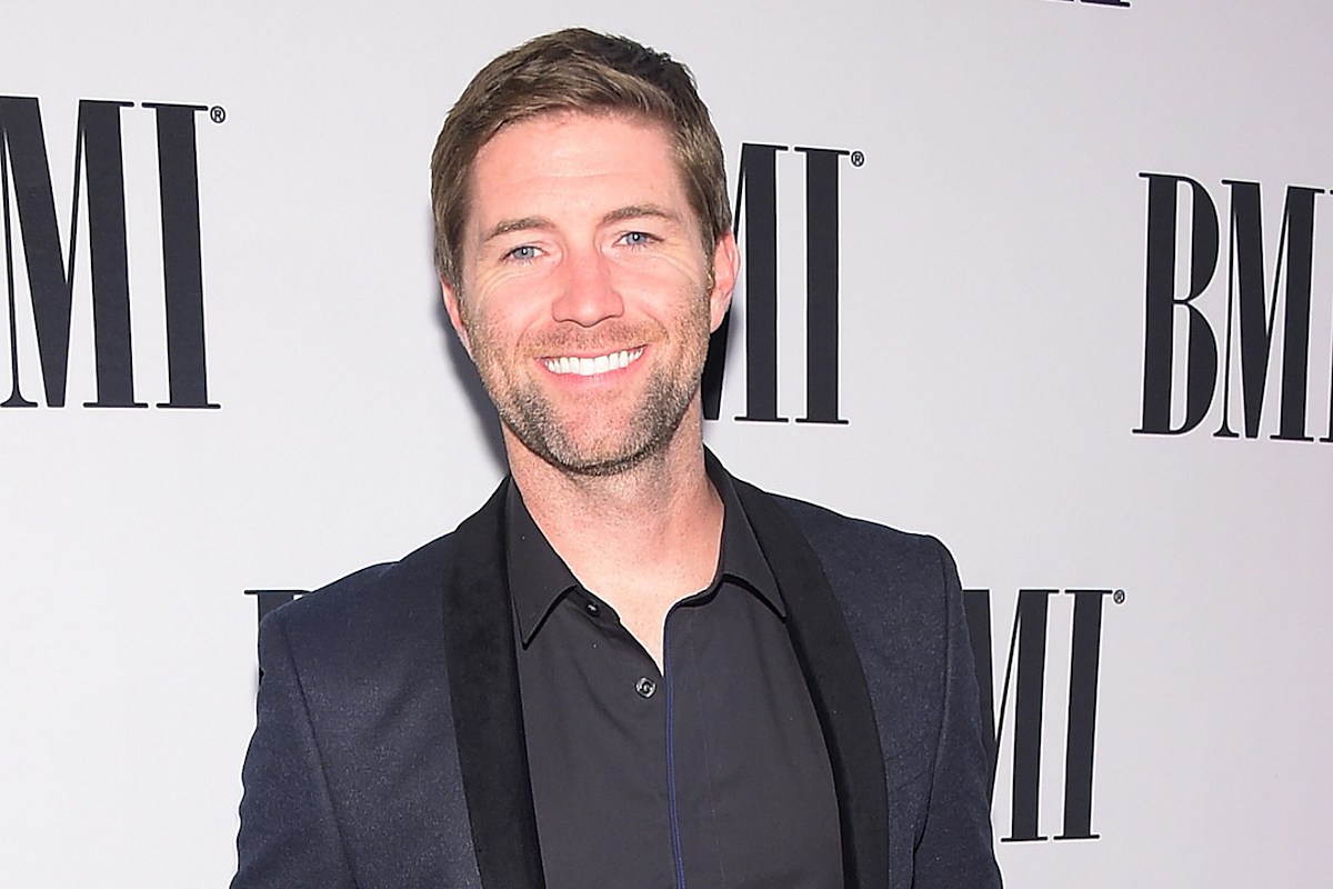 How Josh Turner's live 'I Saw the Light' in the 2018 I Serve a Savior DVD sessions carried Hank Williams gospel lineage into a new career phase