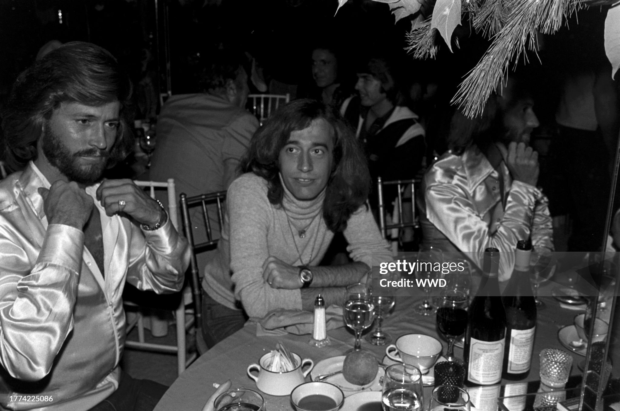 Bee Gees - Words live 1977 on Here at Last... Bee Gees... Live before Saturday Night Fever changed the group's stage identity